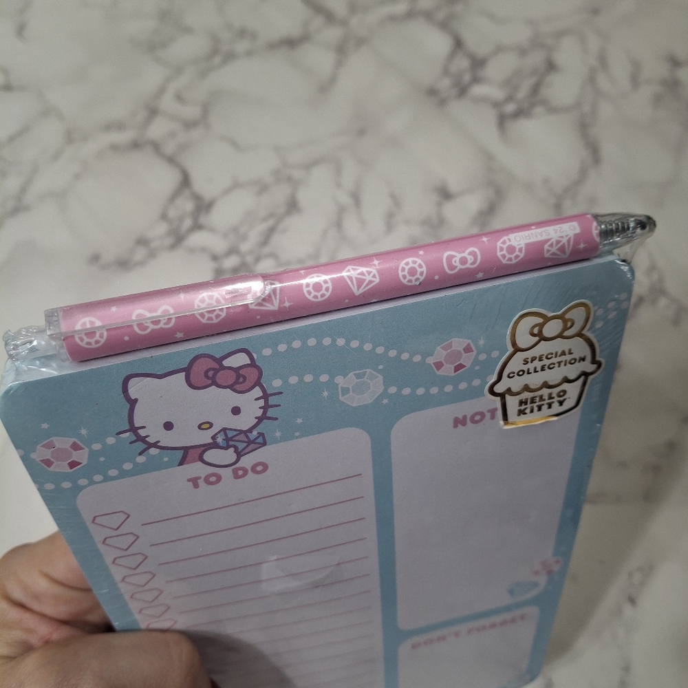 Hello Kitty Notepad with Pen - Picture 3 of 5